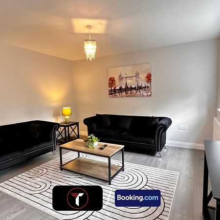 Spacious 4 Bedroom By Tara Stays Short Lets & Serviced Accommodation Aldershot With Free Wifi & Garden ภายนอก รูปภาพ