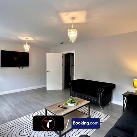 Spacious 4 Bedroom By Tara Stays Short Lets & Serviced Accommodation Aldershot With Free Wifi & Garden ภายนอก รูปภาพ