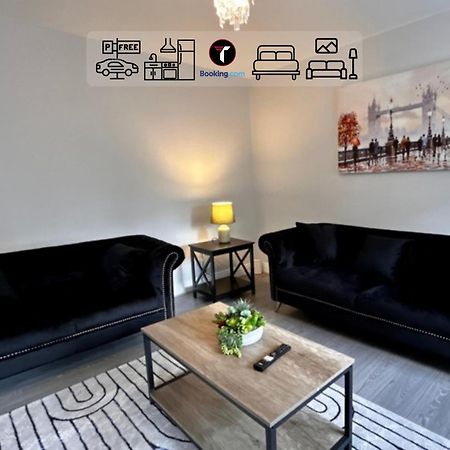 Spacious 4 Bedroom By Tara Stays Short Lets & Serviced Accommodation Aldershot With Free Wifi & Garden ภายนอก รูปภาพ