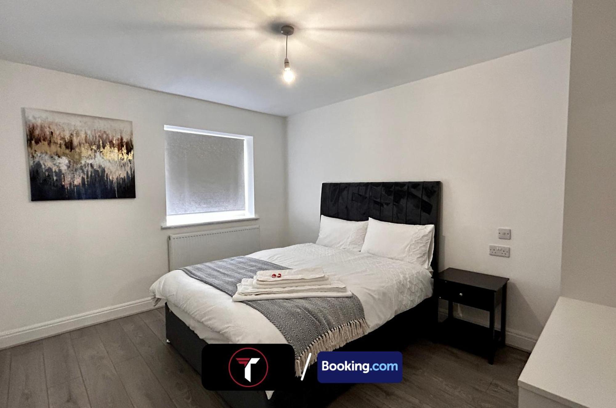 Spacious 4 Bedroom By Tara Stays Short Lets & Serviced Accommodation Aldershot With Free Wifi & Garden ภายนอก รูปภาพ