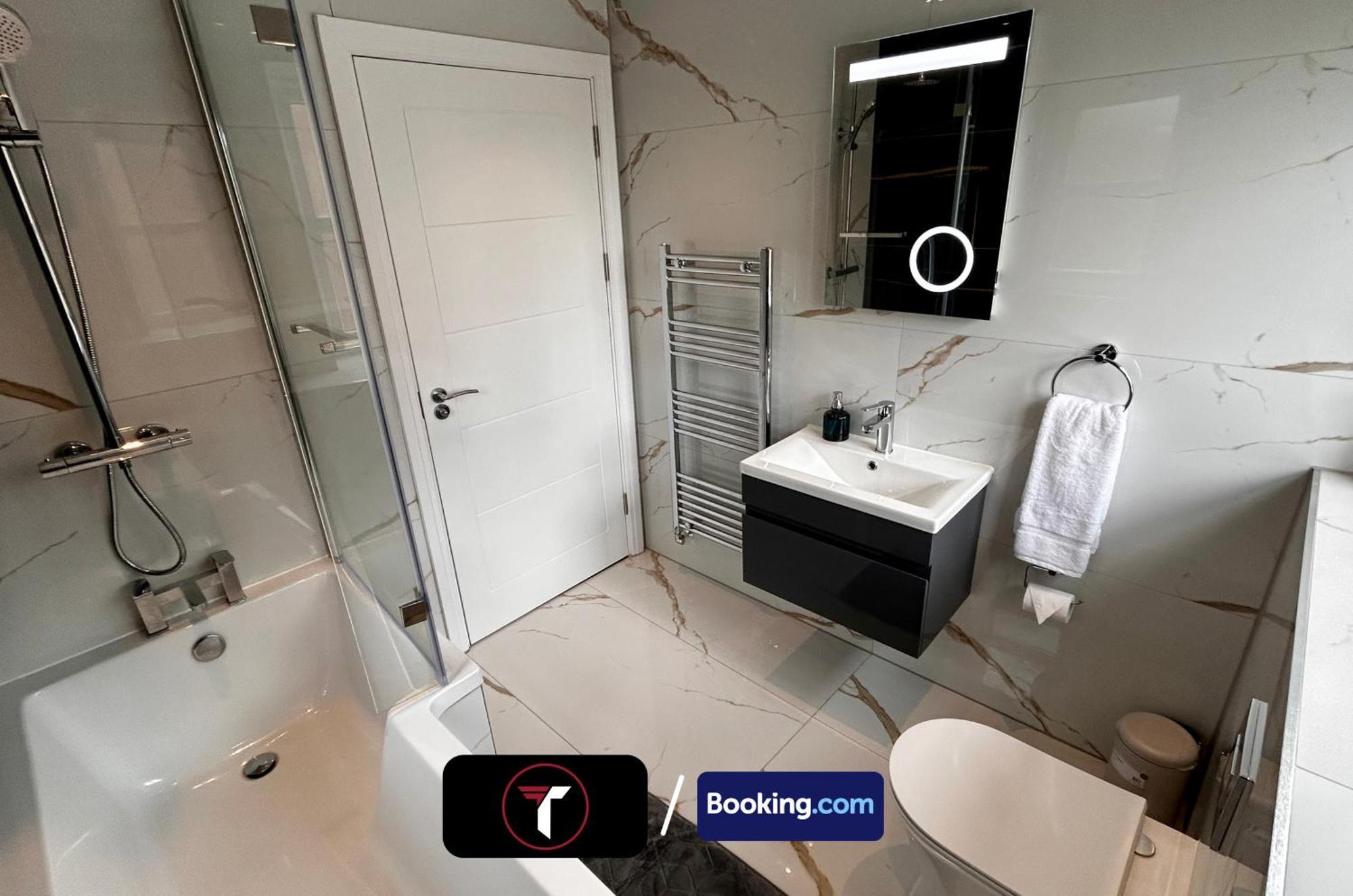Spacious 4 Bedroom By Tara Stays Short Lets & Serviced Accommodation Aldershot With Free Wifi & Garden ภายนอก รูปภาพ