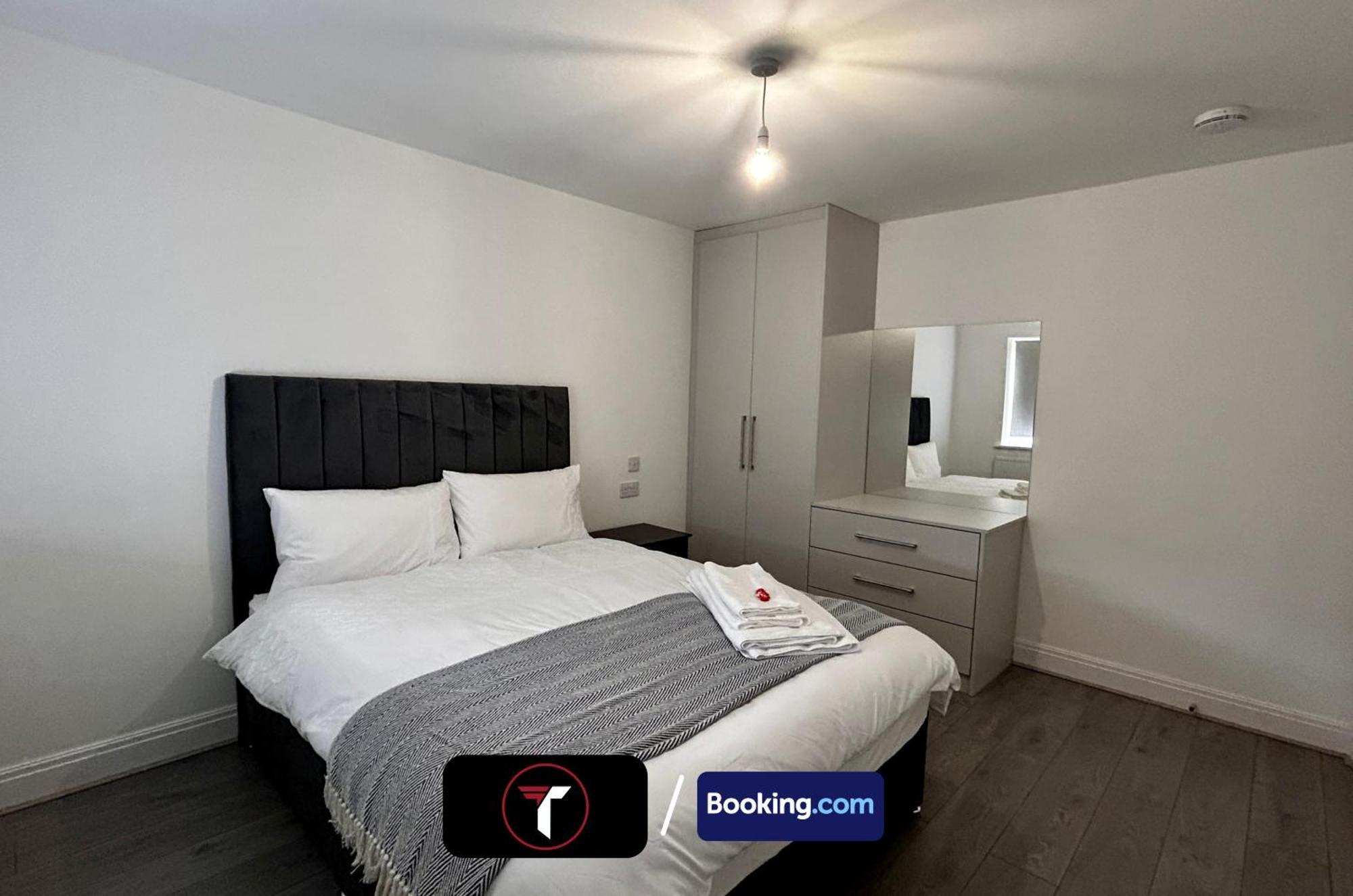 Spacious 4 Bedroom By Tara Stays Short Lets & Serviced Accommodation Aldershot With Free Wifi & Garden ภายนอก รูปภาพ