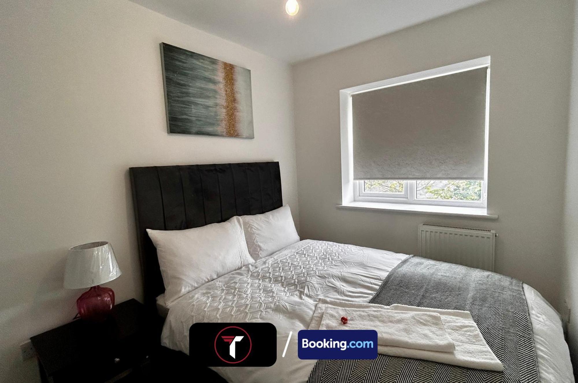Spacious 4 Bedroom By Tara Stays Short Lets & Serviced Accommodation Aldershot With Free Wifi & Garden ภายนอก รูปภาพ