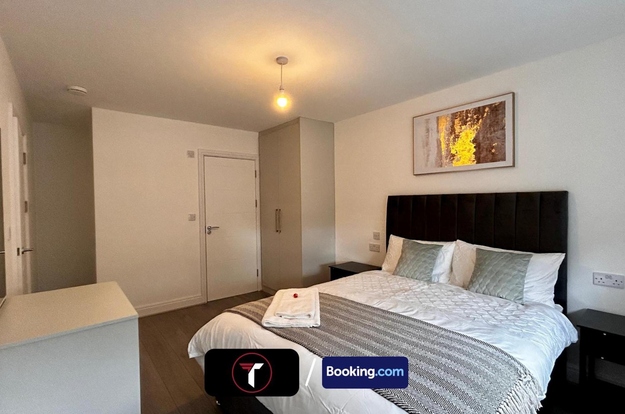 Spacious 4 Bedroom By Tara Stays Short Lets & Serviced Accommodation Aldershot With Free Wifi & Garden ภายนอก รูปภาพ
