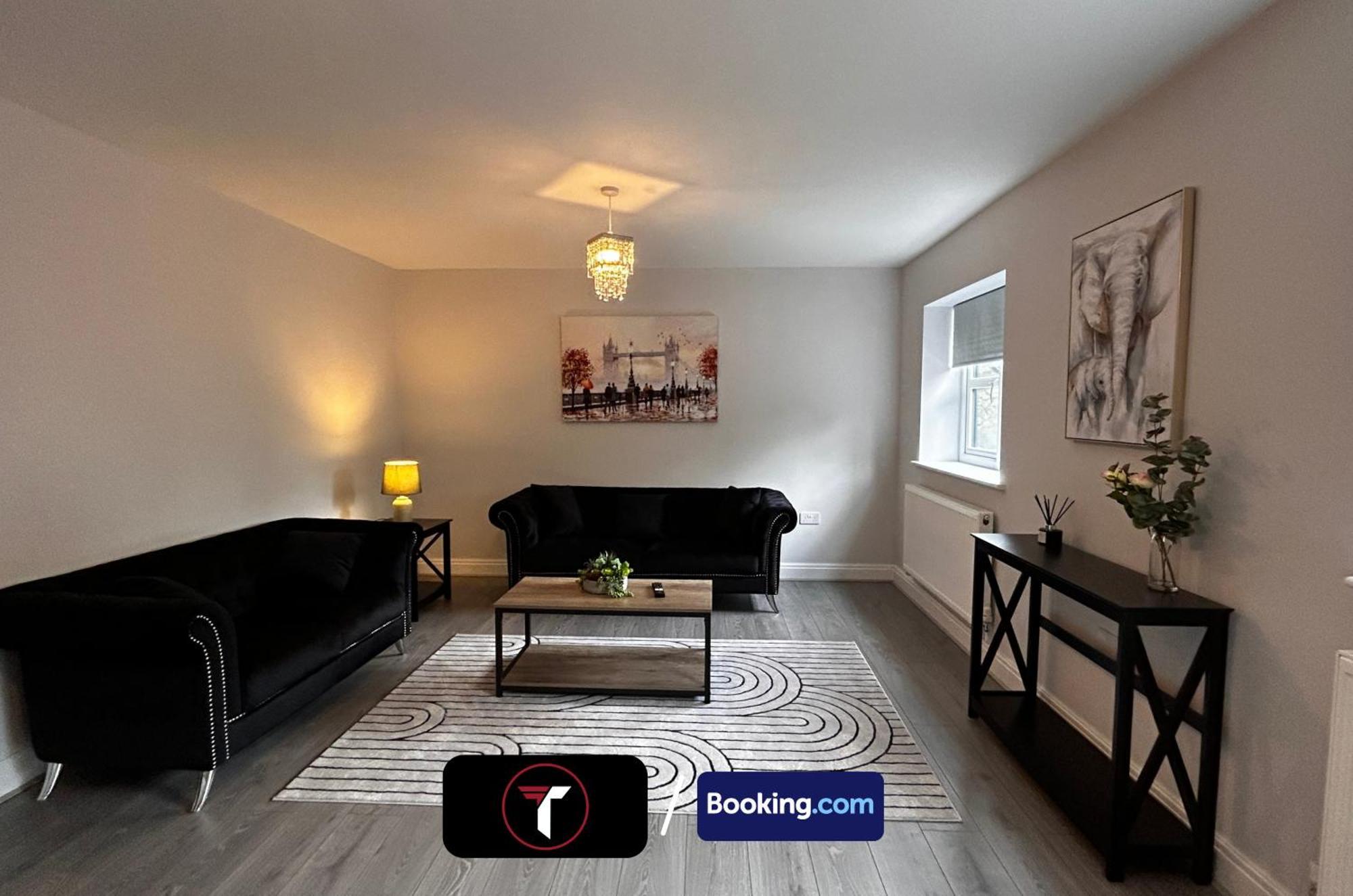 Spacious 4 Bedroom By Tara Stays Short Lets & Serviced Accommodation Aldershot With Free Wifi & Garden ภายนอก รูปภาพ